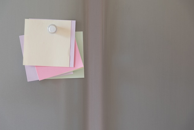 Photo notes collantes aimant coloré sur fond de porte du réfrigérateur