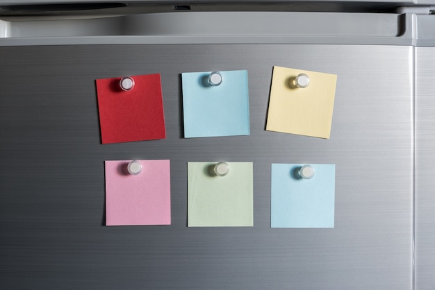 Photo notes collantes aimant coloré sur fond de porte du réfrigérateur