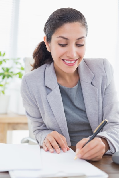 Notes d&#39;écriture de femme d&#39;affaires souriant