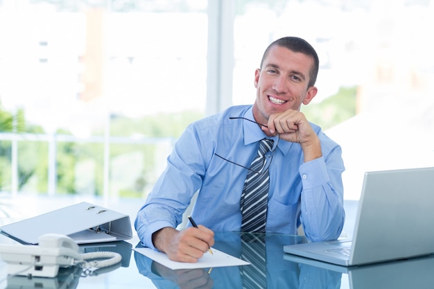 Notes d'écriture homme d'affaires souriant