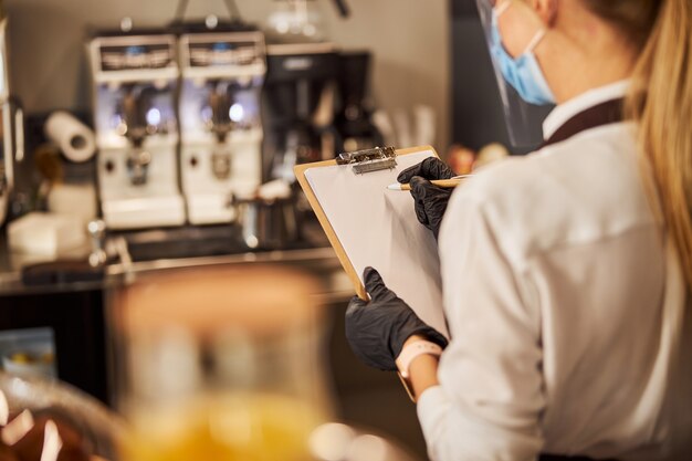 Notes de la jeune serveuse dans un café populaire