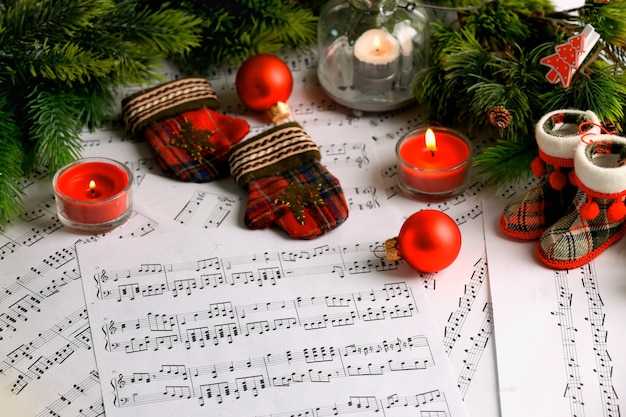 Photo notes de musique avec décoration de noël se bouchent