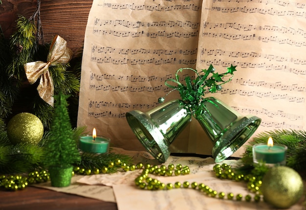 Notes de musique avec décoration de Noël se bouchent