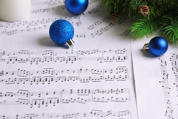 Notes de musique avec décoration de Noël se bouchent