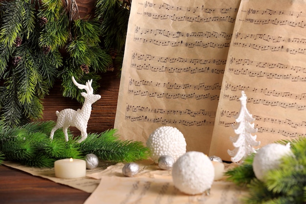 Notes de musique avec décoration de Noël se bouchent