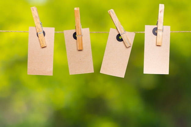 Photo notes de papier vierge avec copie espace épinglé sur une corde