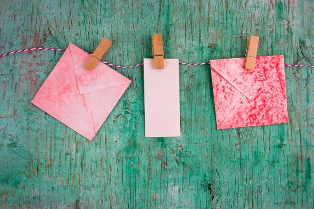 Notes de papier vintage rouges et blancs vides et une pinces à linge