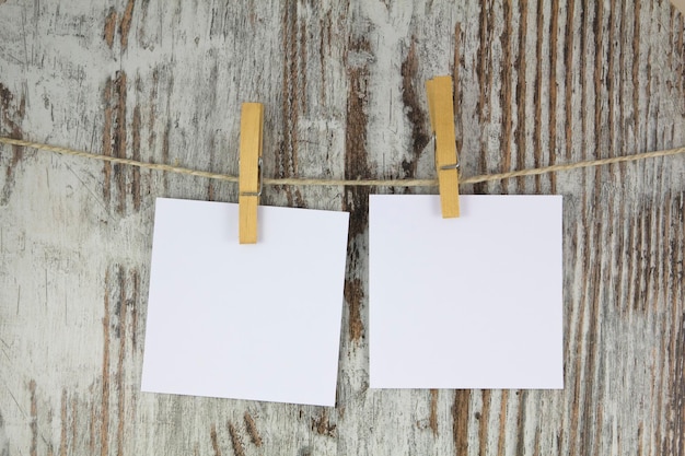 Notes vides accrochées à une pince à linge