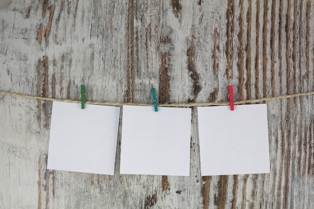 Notes vides accrochées à une pince à linge