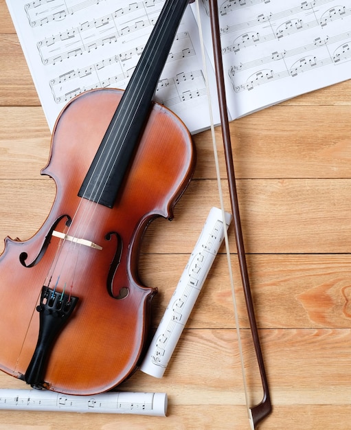 Notes de violon et de musique sur une table en bois