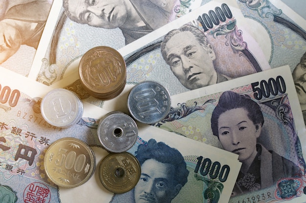 Notes de yen japonais et pièces de yen japonais pour le fond du concept d&#39;argent