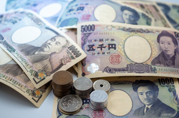 Notes de yen japonais et pièces de yen japonais pour le fond du concept d'argent