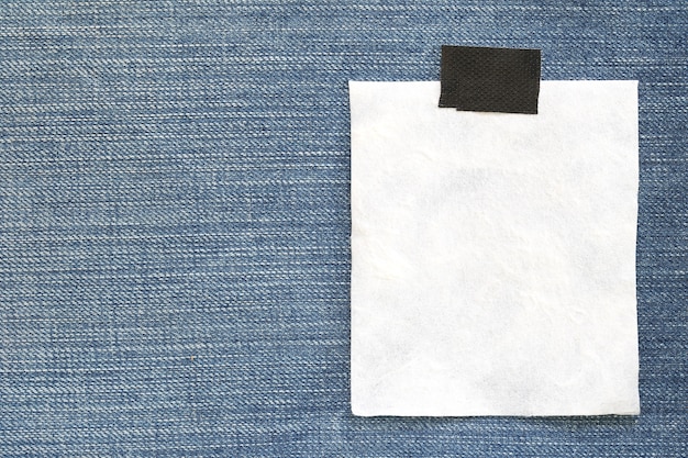 Notez le papier de vide et copiez l&#39;espace sur le fond de Denim.