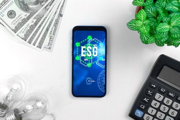 Notion ESG. Environnement, social et gouvernance dans une entreprise durable et éthique. Smartphone moderne sur table en marbre. Énergie verte, photo de soins écologiques