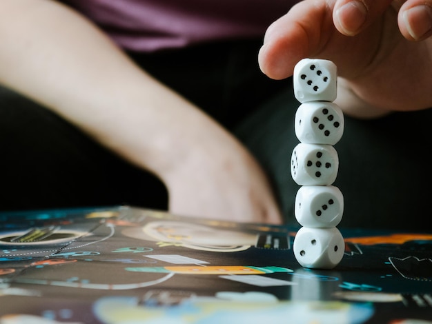 Notion de jeux de société. Dés, jetons et cartes sur le fond de l'espace de copie du terrain de jeu