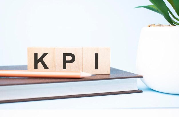 Notion de KPI. acronyme d'optimisation des moteurs de recherche sur les blocs de construction pris en charge par deux crayons de tailles différentes. Espace de copie.