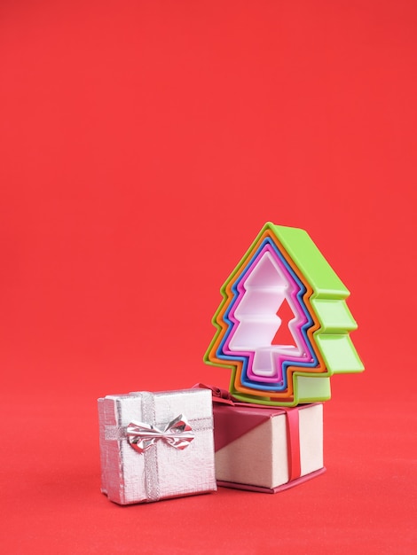 Notion de Noël. Des coffrets cadeaux et un sapin de Noël en plastique.