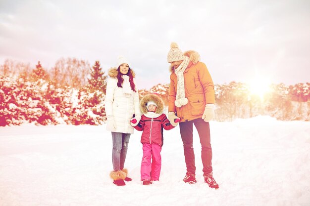 Notion de parentalité, de mode, de saisons et de personnes - famille heureuse avec des enfants en vêtements d'hiver à l'extérieur