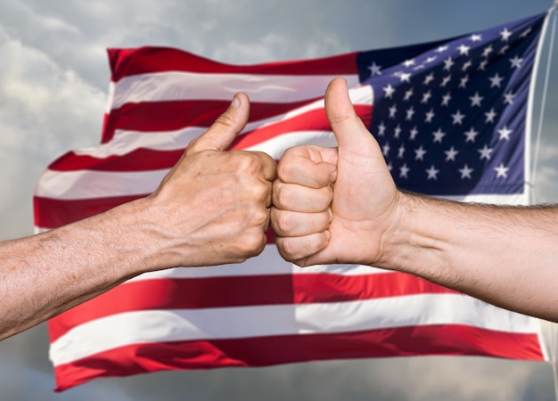 Photo notion patriotique. thumbs up signe contre du drapeau des états-unis d'amérique