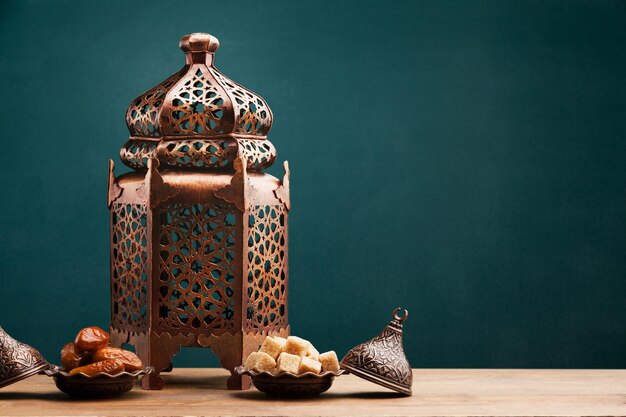 Notion de ramadan. Dates et lampe en bronze