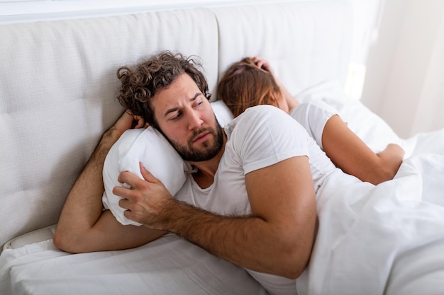 Notion de relation. Vue de dessus du jeune couple allongé sur le lit. Couple ayant un combat dans le lit. concept sur les relations et les problèmes entre les couples. Frustration sexuelle. Les amants s'ignorent