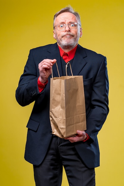 Notion de responsabilité sociale. Main d'homme tenant un sac en papier vide et refusant le sac en plastique pour le temps de shopping.