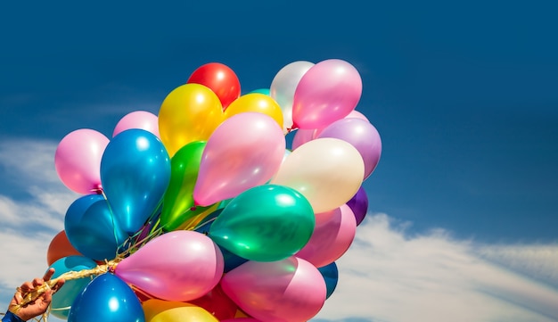 Notion de vacances. Bouquet de ballons colorés sur fond de ciel