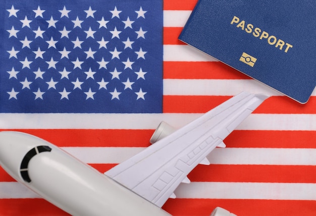 Notion de voyage. Passeport et avion dans la perspective du drapeau des Etats-Unis