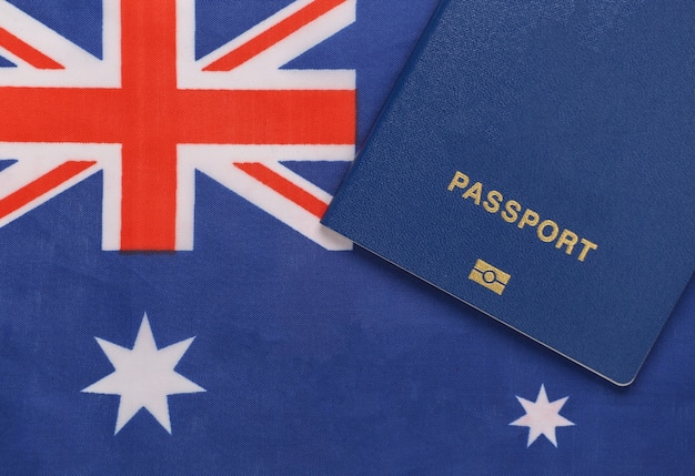 Notion de voyage. Passeport dans le contexte du drapeau de l'Australie