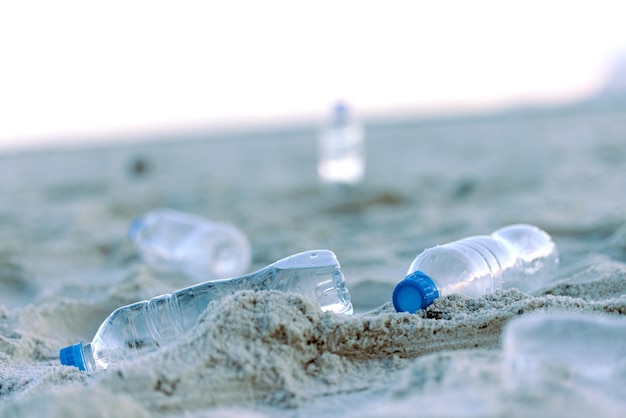 Notre avenir repose sur les décisions que vous prenez aujourd'hui Plan de bouteilles posées sur la plage