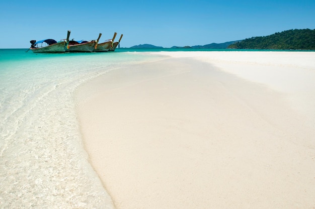 Notre chemin autour de l'île Photo d'un bateau amarré sur le rivage d'une plage de Phuket en Thaïlande