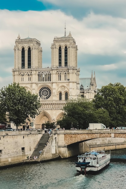 Notre Dame avec bateau sur la Seine France