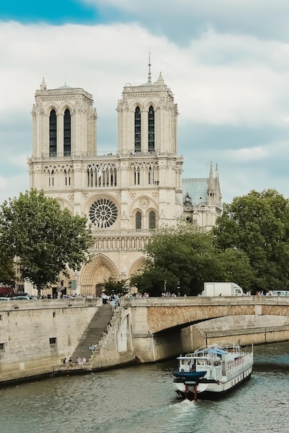 Notre Dame avec bateau sur la Seine France