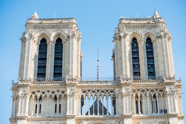 Notre Dame de Paris - célèbre cathédrale avec ciel bleu avant incendie 15 avril 2019