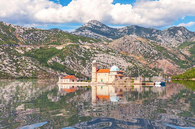 Notre-Dame sur le rocher célèbre église sur l'île de la baie de Kotor Monténégro