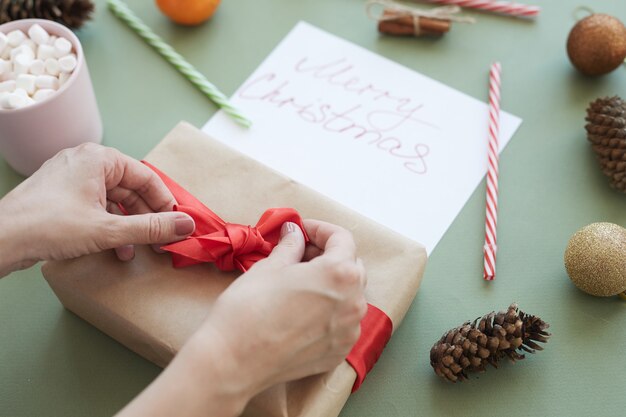 Nouer l'arc sur la boîte cadeau