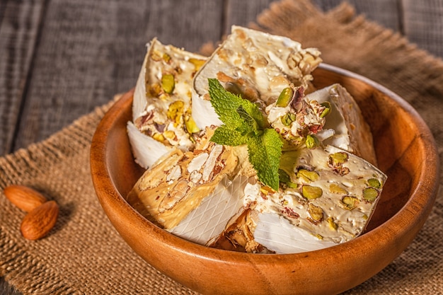 Nougat au miel et aux noix, mise au point sélective.