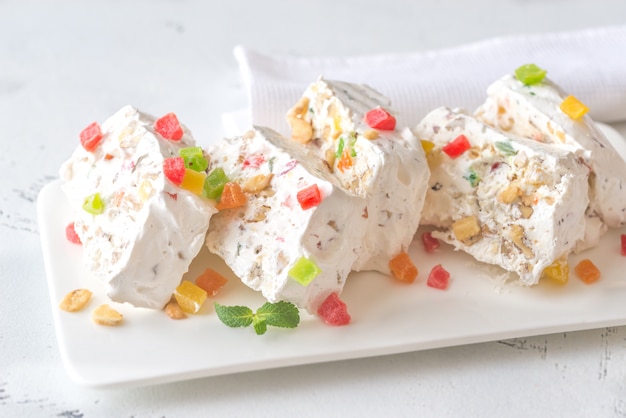 Nougat blanc aux feuilles de menthe fraîche