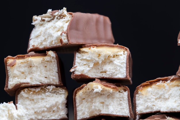 Nougat crémeux enrobé de chocolat au lait, tablette de chocolat au cacao et nougat moelleux au caramel