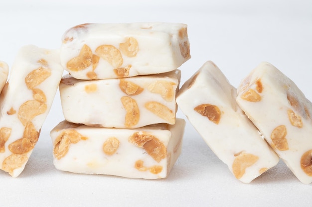 Nougat tranché aux noix ou mandolate.