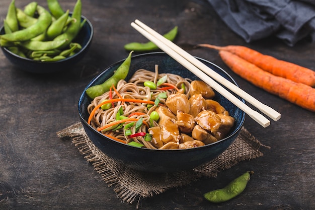 Nouilles asiatiques au poulet avec baguettes