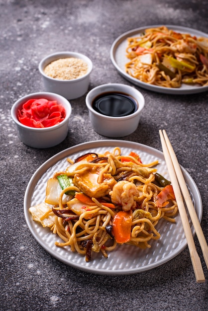 Nouilles asiatiques aux crevettes et légumes