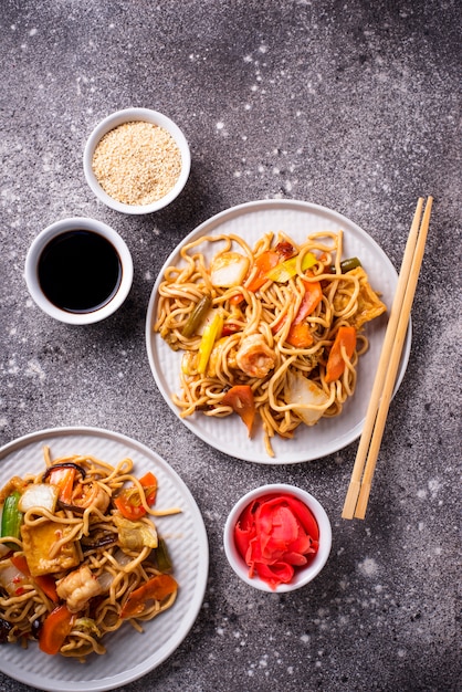 Nouilles asiatiques aux crevettes et légumes