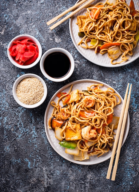 Nouilles asiatiques aux crevettes et légumes