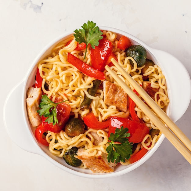 Nouilles asiatiques aux légumes et au poulet.