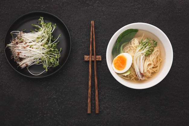 Nouilles asiatiques (ramen) à l&#39;oeuf sur fond sombre