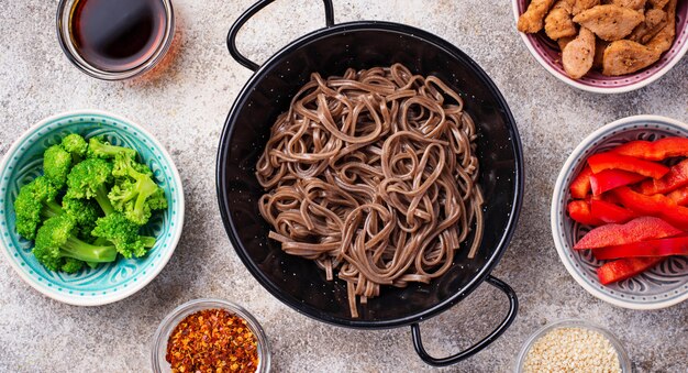 Nouilles asiatiques soba avec divers ingrédients