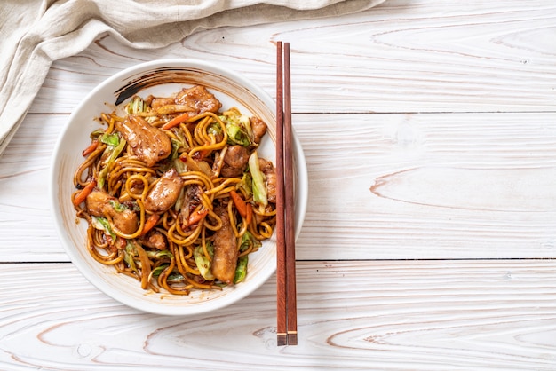 nouilles au yakisoba sautées au porc