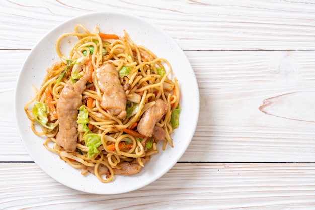 nouilles au yakisoba sautées au porc