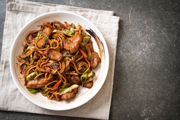 nouilles au yakisoba sautées au porc